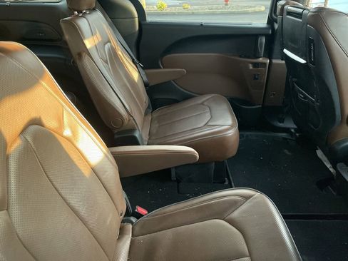 Used 2017 Chrysler Pacifica Limited w/ UConnect Theater Package FWD image 10