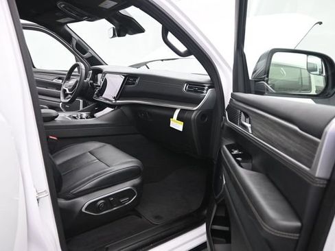 Used 2024 Jeep Wagoneer L Series II w/ Flexible Seating Group AWD/4WD image 19