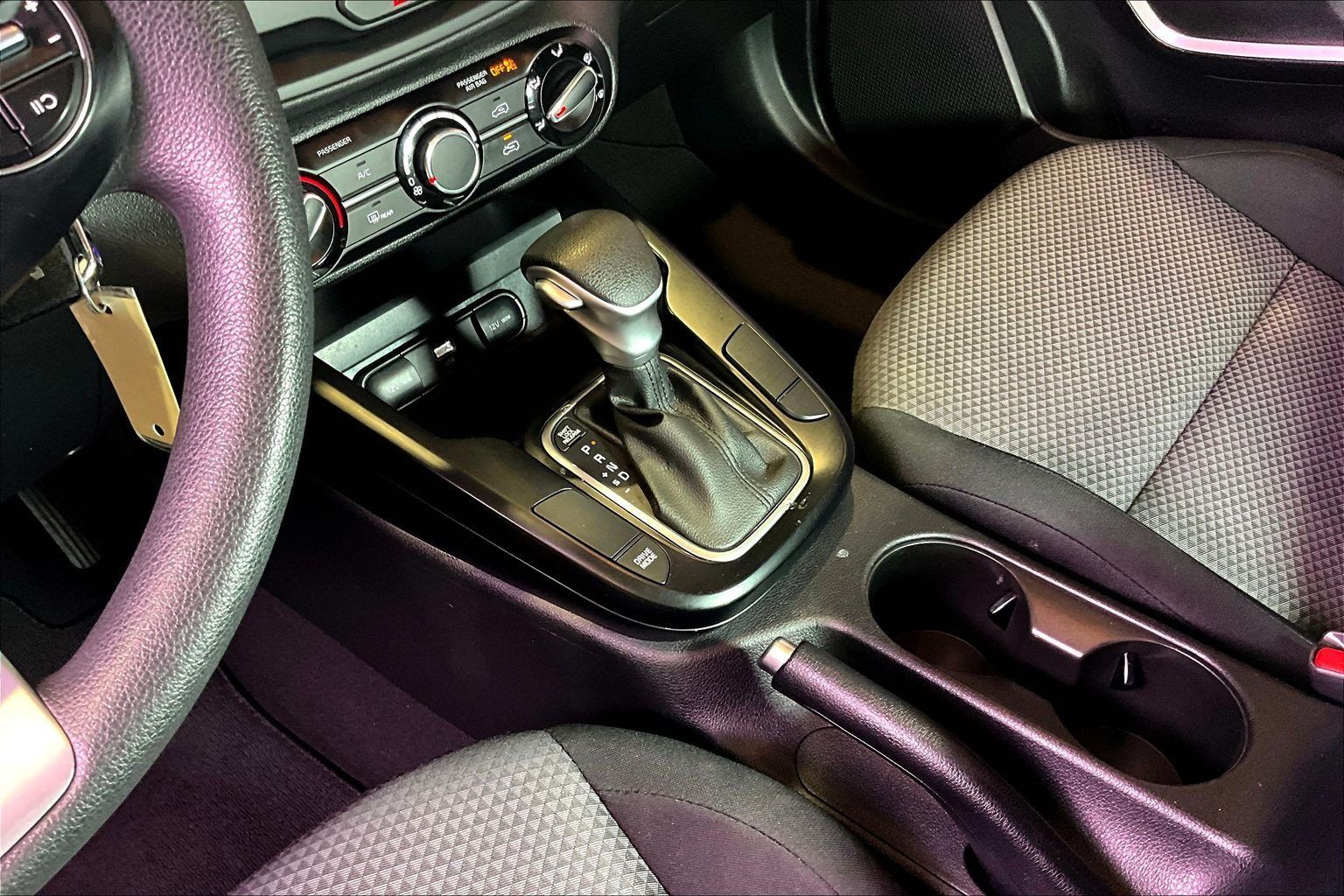 Used 2025 Kia Soul LX w/ LX Technology Package FWD image 18