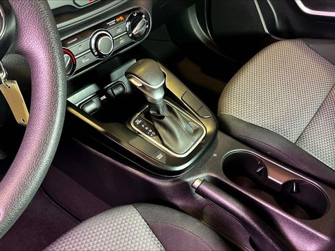 Used 2025 Kia Soul LX w/ LX Technology Package FWD image 18