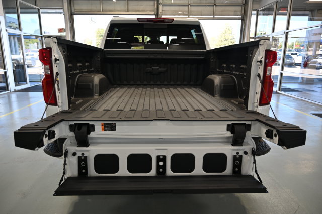 New 2026 Chevrolet Silverado 1500 RST w/ Redline Edition AWD/4WD image 9