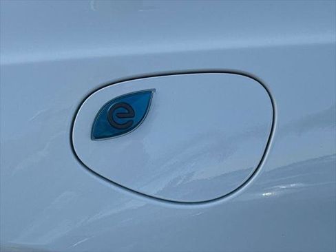 Certified 2023 Chrysler Pacifica Limited FWD image 8
