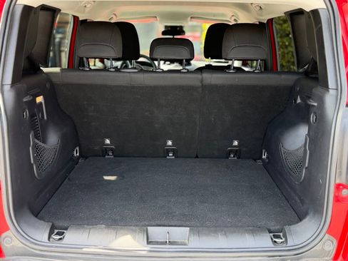 Used 2019 Jeep Renegade Latitude FWD image 18
