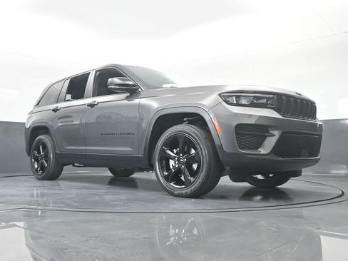 Used 2023 Jeep Grand Cherokee Altitude image 67