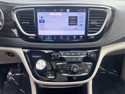 Used 2024 Chrysler Pacifica Limited FWD image 13