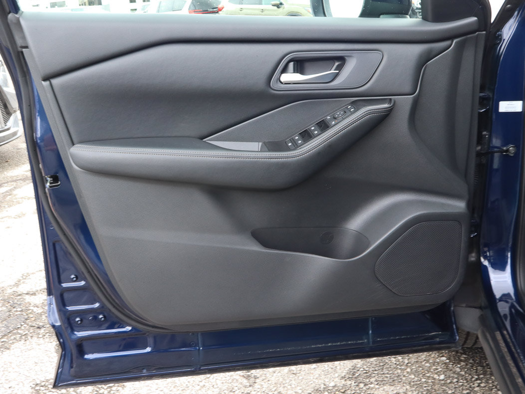 Used 2025 Nissan Rogue SV AWD/4WD image 13