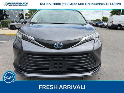 Used 2025 Toyota Sienna LE FWD image 3