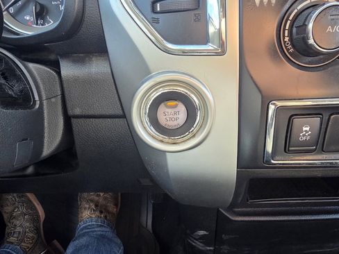 Used 2018 Nissan Titan SV image 21