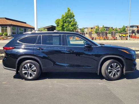 Certified 2021 Toyota Highlander XLE AWD/4WD image 5
