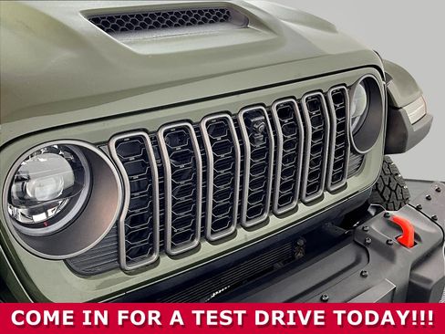 Used 2024 Jeep Gladiator Mojave AWD/4WD image 27