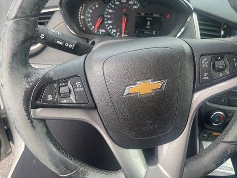 Used 2022 Chevrolet Trax LT w/ LT Convenience Package AWD/4WD image 5