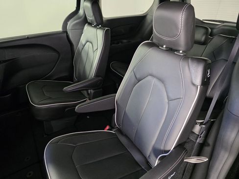 New 2026 Chrysler Pacifica Limited FWD image 15