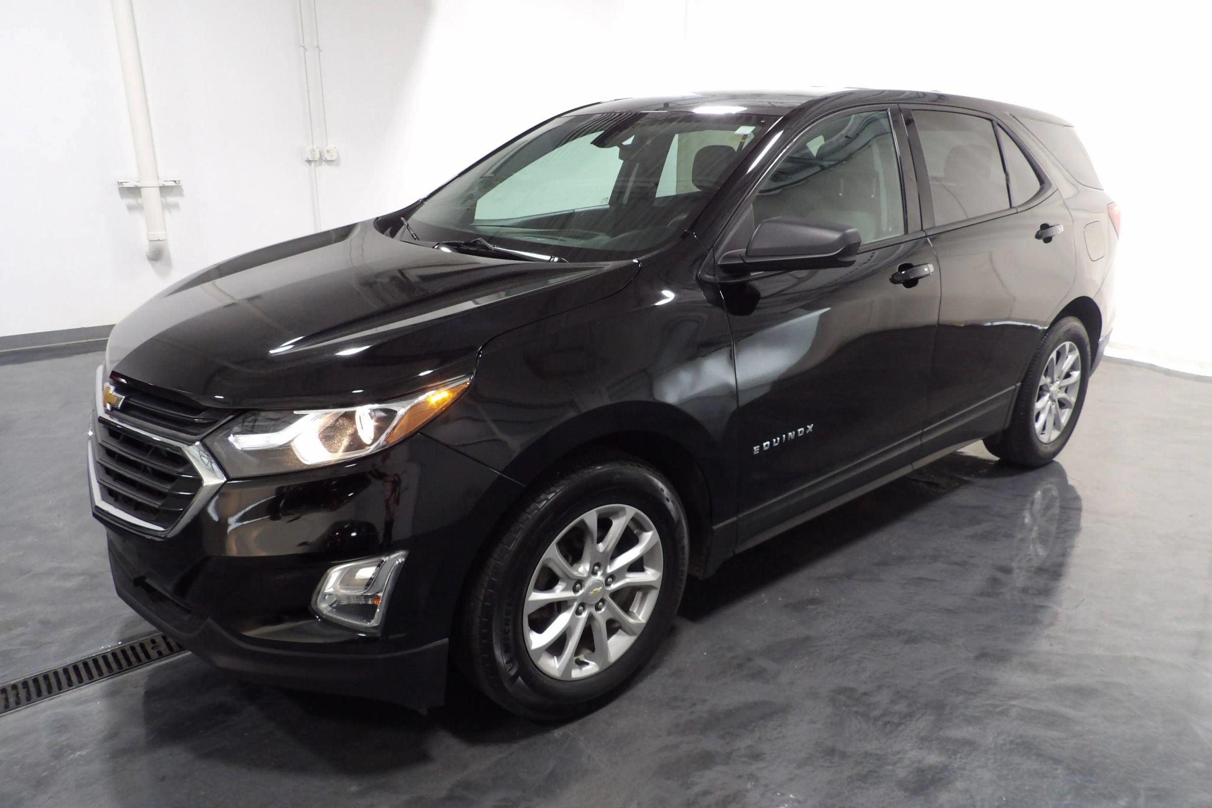 Used 2019 Chevrolet Equinox LS w/ LS Convenience Package FWD image 3
