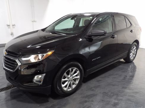 Used 2019 Chevrolet Equinox LS w/ LS Convenience Package FWD image 3