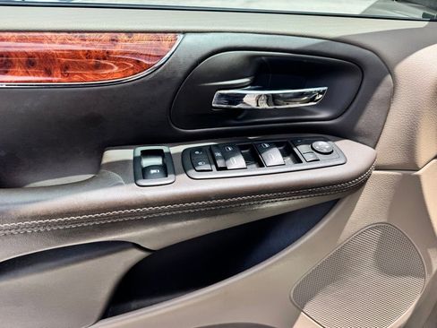 Used 2012 Chrysler Town & Country Touring-L w/ Entertainment Group #2 FWD image 13