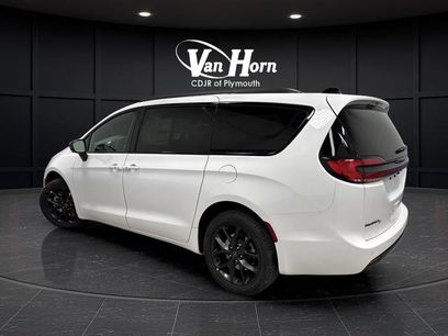 New 2026 Chrysler Pacifica Select