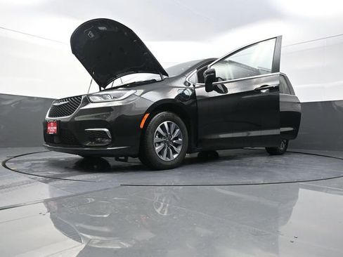 Used 2023 Chrysler Pacifica Touring-L FWD image 40