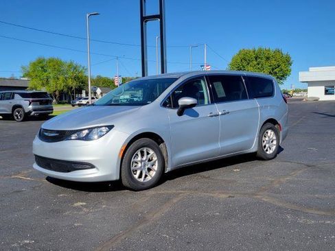 Used 2023 Chrysler Voyager LX FWD image 4