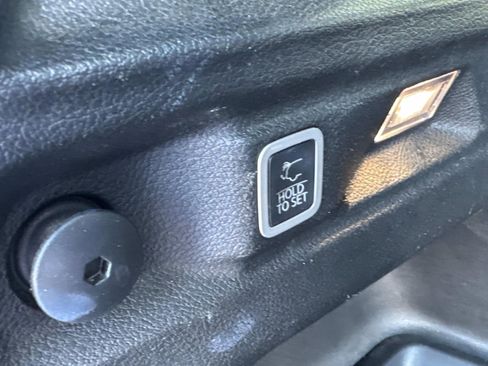 Used 2023 Jeep Grand Cherokee L Laredo image 14