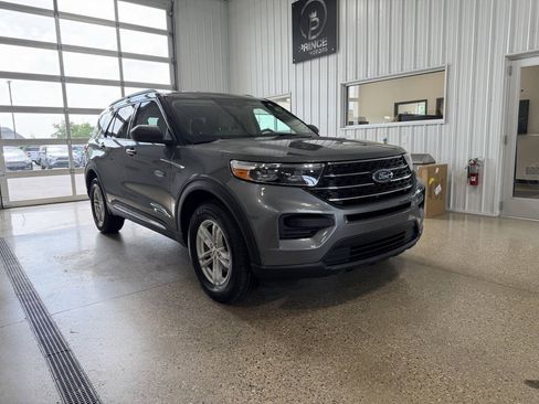 Used 2023 Ford Explorer XLT AWD/4WD image 6