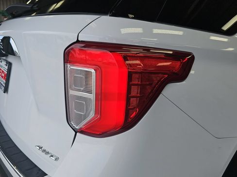Used 2021 Ford Explorer Limited w/ Equipment Group 301A AWD/4WD image 34