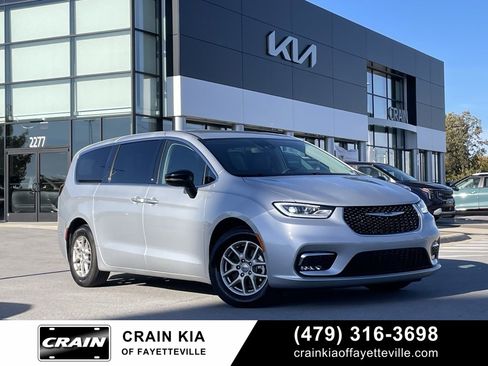 Used 2024 Chrysler Pacifica Touring-L image 1