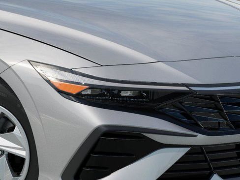 New 2025 Hyundai Elantra SE image 9