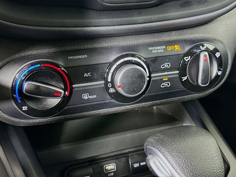 Used 2025 Kia Soul LX w/ LX Technology Package FWD image 23