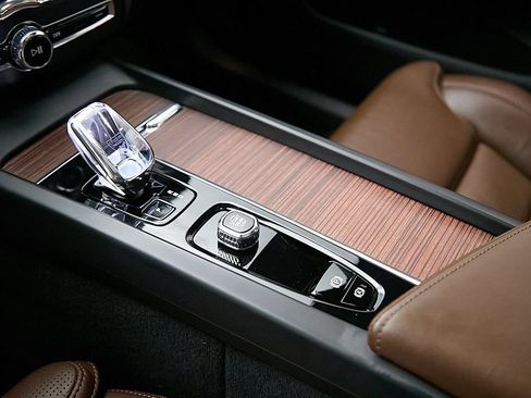 Certified 2023 Volvo XC60 T8 Ultimate w/ Climate Package AWD/4WD image 18