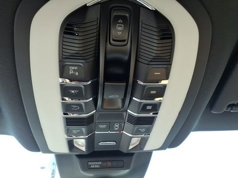 Used 2025 Porsche Macan AWD/4WD image 27