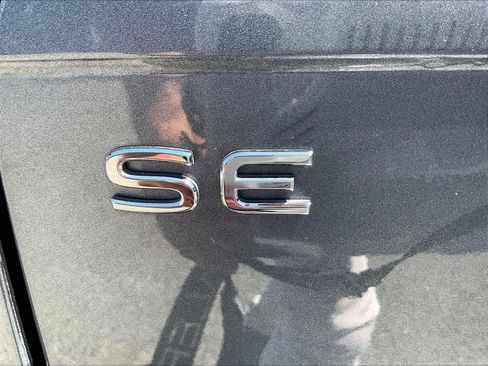Certified 2023 Volkswagen Tiguan SE R-Line FWD image 31