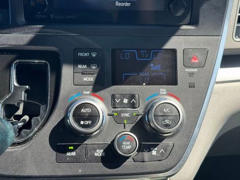 Used 2017 Toyota Sienna LE image 23