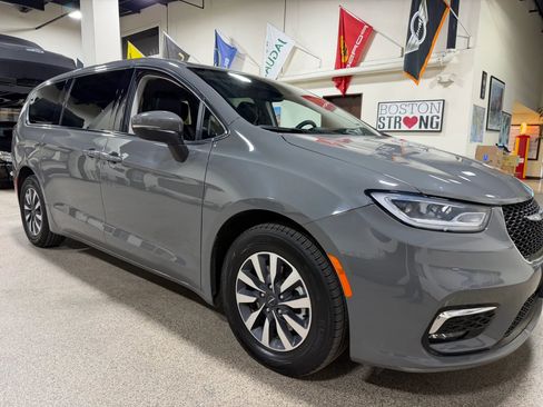 Used 2023 Chrysler Pacifica Touring-L FWD image 14
