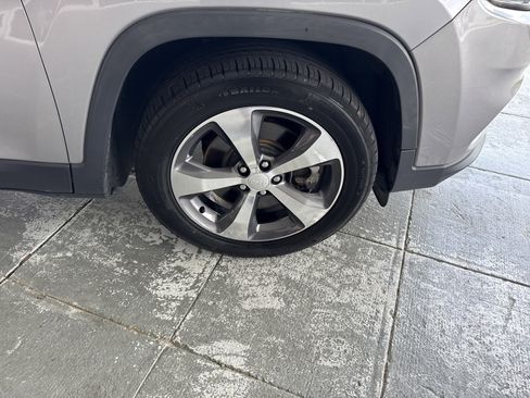 Used 2019 Jeep Cherokee Limited FWD image 14