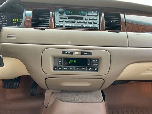 Used 2002 Lincoln Town Car Signature RWD image 20