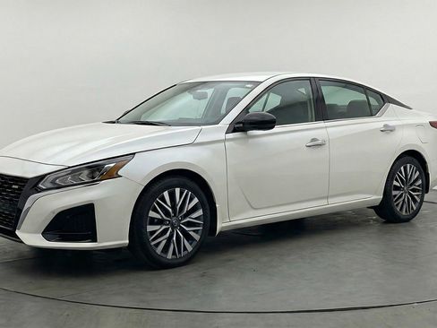 Used 2025 Nissan Altima 2.5 SV FWD image 3