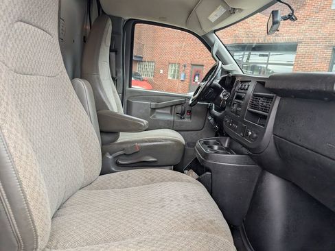 Used 2016 GMC Savana 3500 image 26