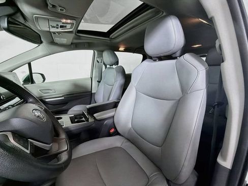 Used 2022 Toyota Sienna XLE w/ XLE Plus Package FWD image 28