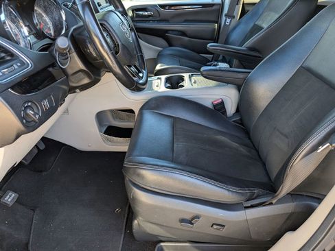 Used 2019 Dodge Grand Caravan SXT image 25