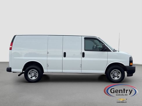 Used 2018 Chevrolet Express 2500 w/ Driver Convenience Package RWD image 23