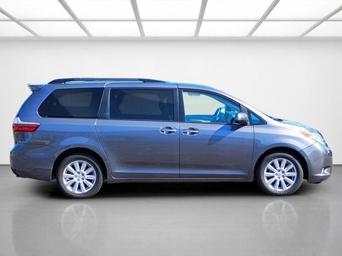 Used 2017 Toyota Sienna XLE AWD/4WD image 6