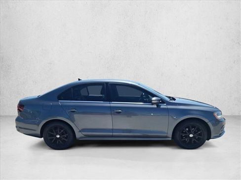 Used 2017 Volkswagen Jetta SE FWD image 4