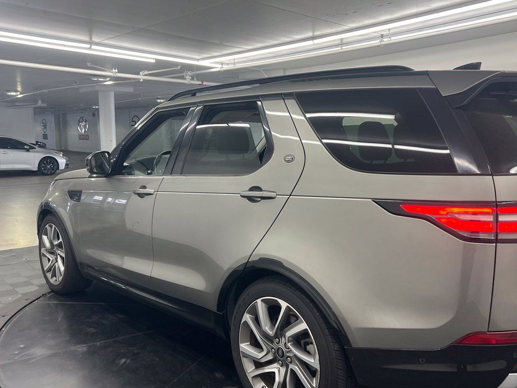 Used 2020 Land Rover Discovery Landmark AWD/4WD image 4
