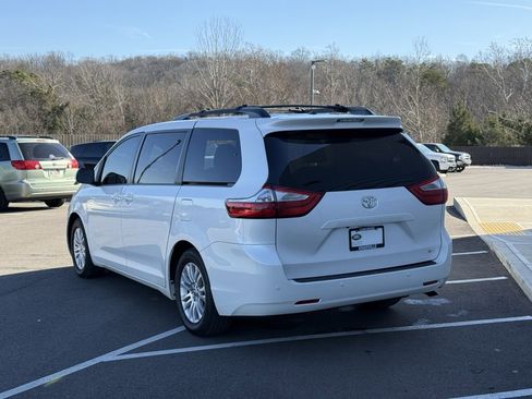 Used 2015 Toyota Sienna XLE image 11