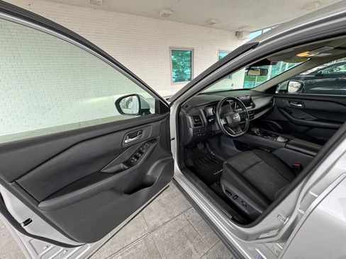 Used 2025 Nissan Rogue SV FWD image 10