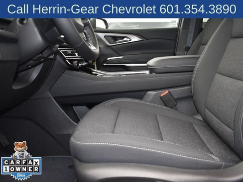 Used 2025 Chevrolet Traverse LT FWD image 13
