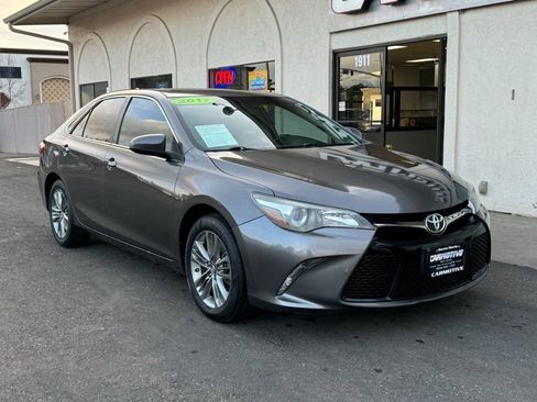 Used 2017 Toyota Camry SE image 1