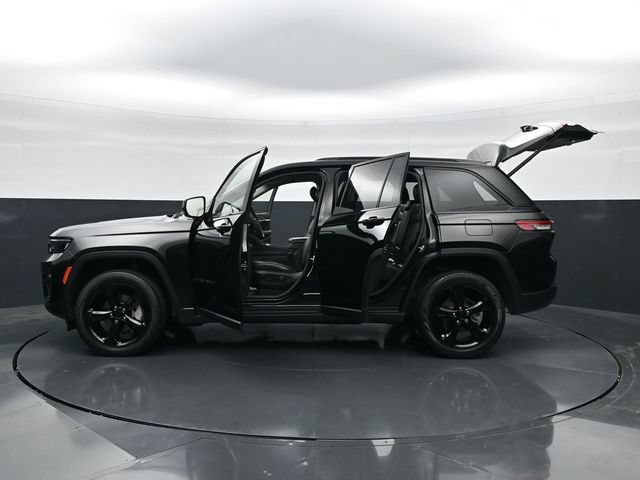 Used 2023 Jeep Grand Cherokee Limited w/ Black Appearance Package AWD/4WD image 54