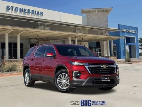 Used 2023 Chevrolet Traverse LT image 1