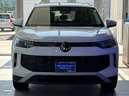 New 2025 Volkswagen Tiguan SE image 8